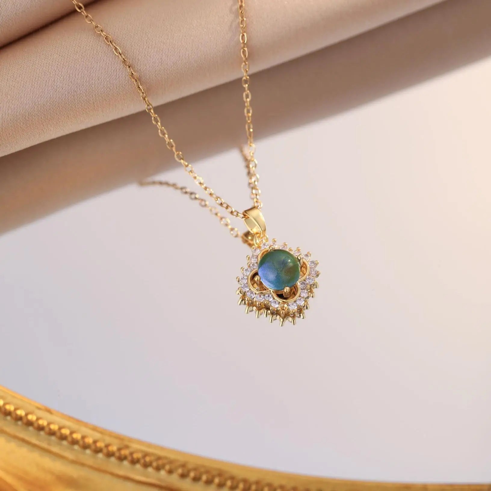 US Local Stock Creativity Rotating Pendant Four Leaf Clover Flower Zircon Necklace Women Fashion Unique Sparkling Light Luxury