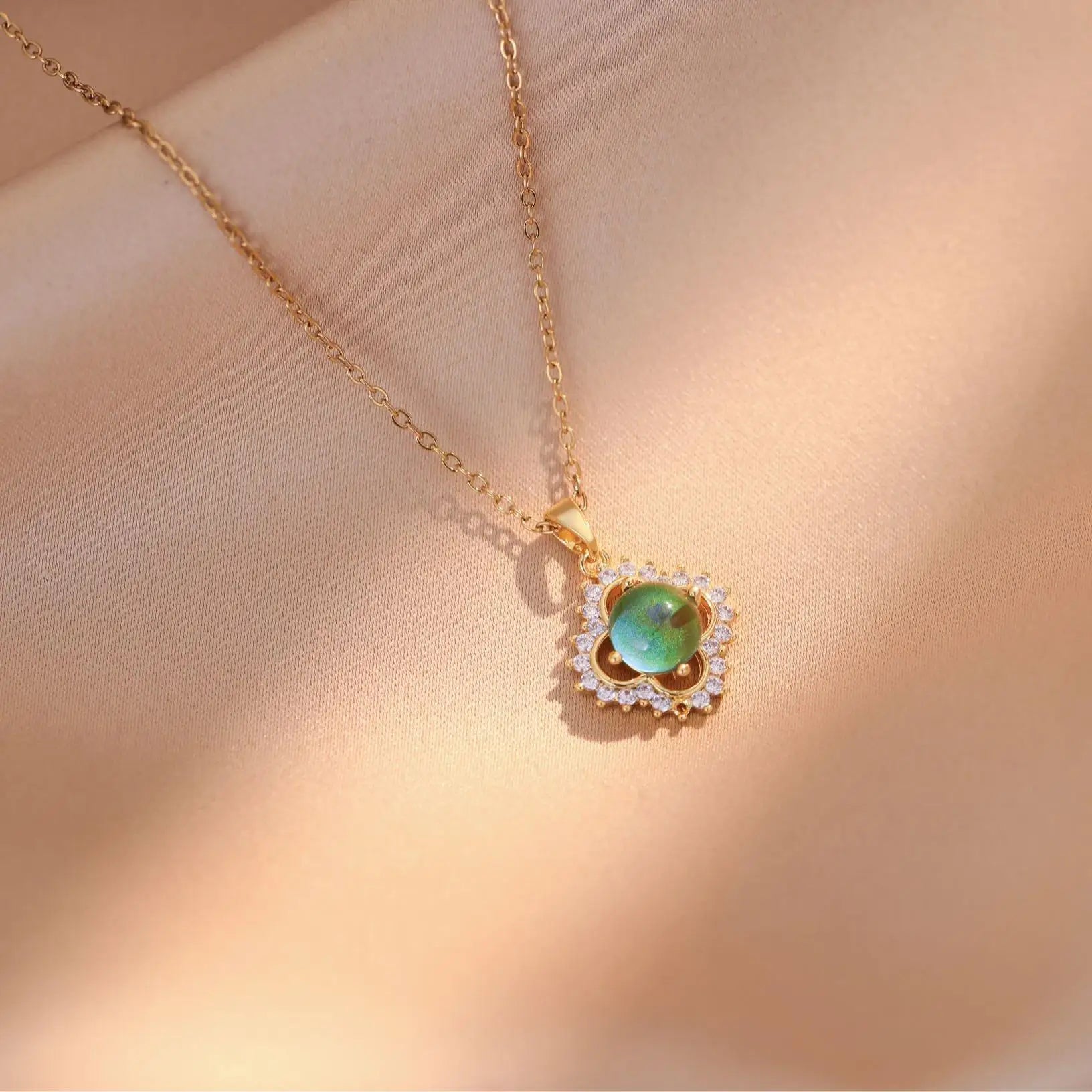 US Local Stock Creativity Rotating Pendant Four Leaf Clover Flower Zircon Necklace Women Fashion Unique Sparkling Light Luxury