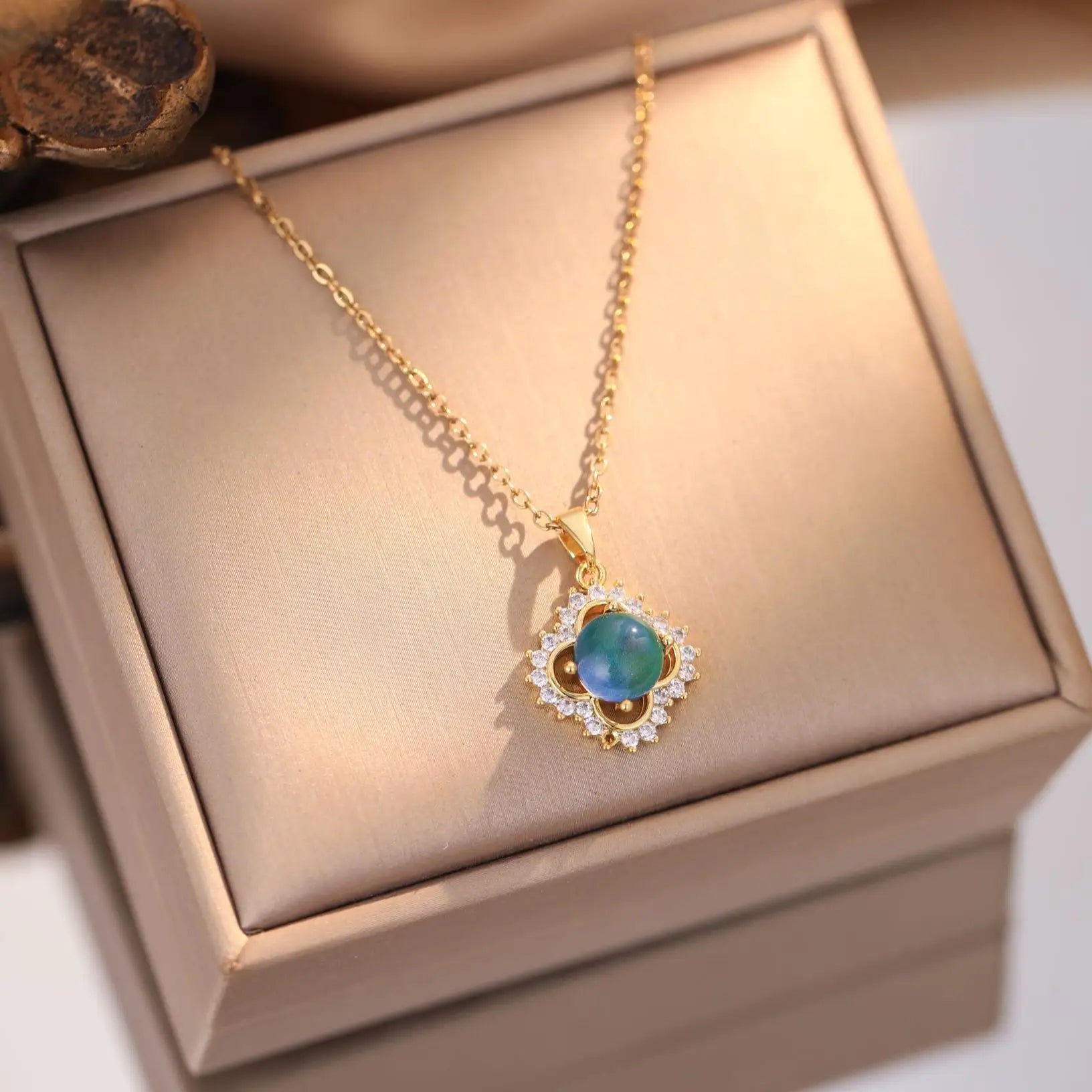 US Local Stock Creativity Rotating Pendant Four Leaf Clover Flower Zircon Necklace Women Fashion Unique Sparkling Light Luxury